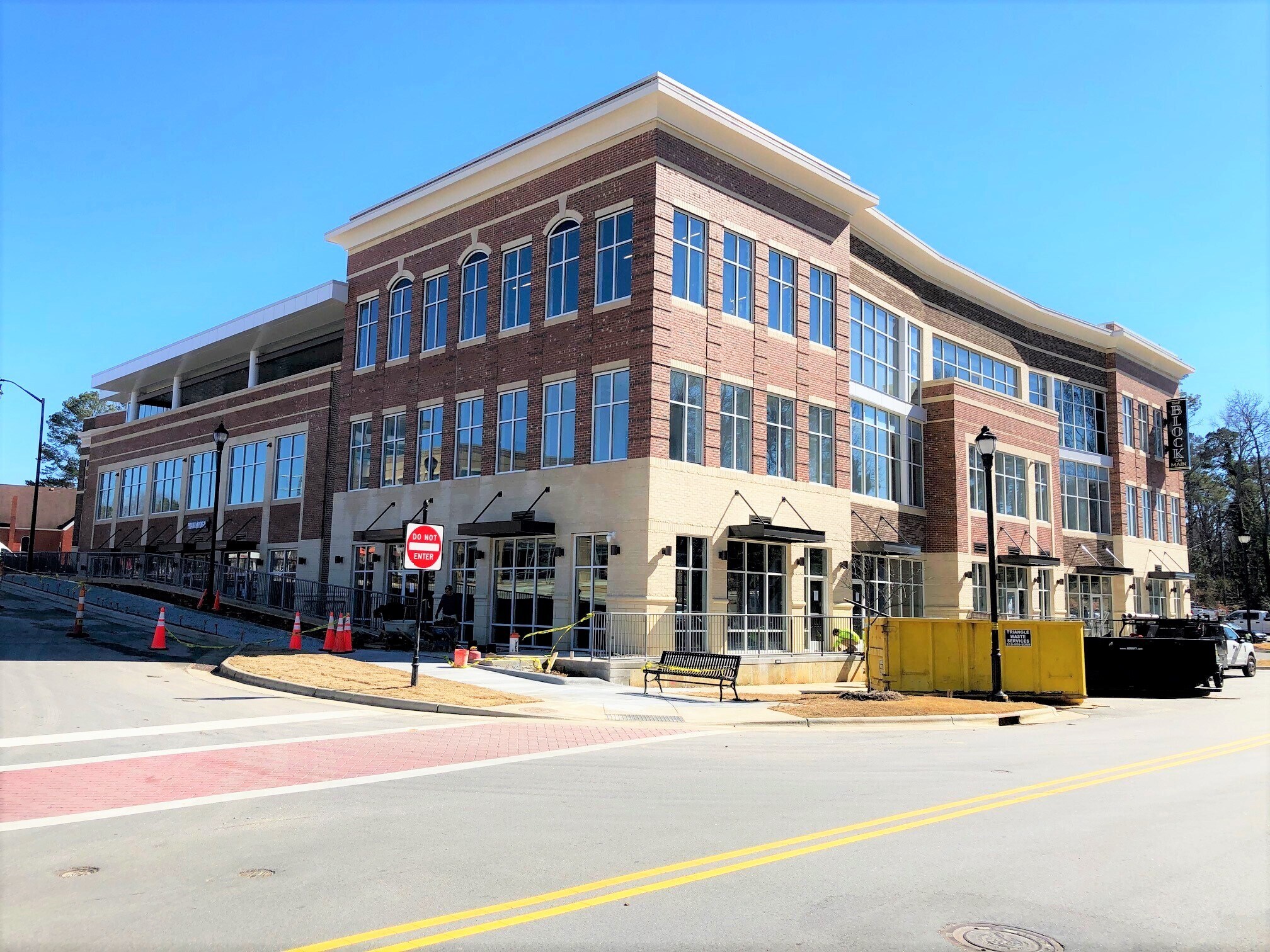 300 S Main St, Holly Springs, NC à louer Photo principale– Image 1 sur 9