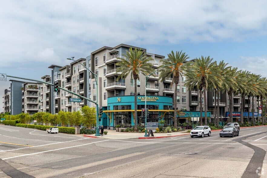 2100 E Katella Ave, Anaheim, CA à louer - Photo de l’immeuble – Image 1 sur 8