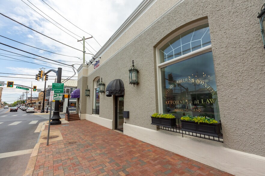 300-304 E Diamond Ave, Gaithersburg, MD à louer - Photo de l’immeuble – Image 2 sur 16