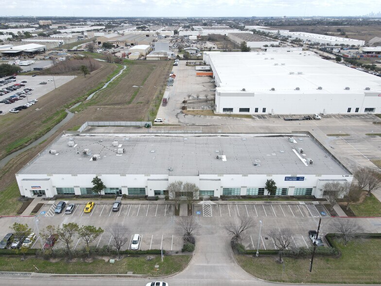 6360 W Sam Houston Pky N, Houston, TX à louer - Photo de l’immeuble – Image 3 sur 6