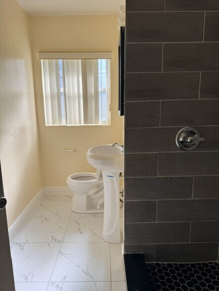 905 Pine Hills Rd, Orlando, FL à louer - Photo de l’immeuble – Image 2 sur 6