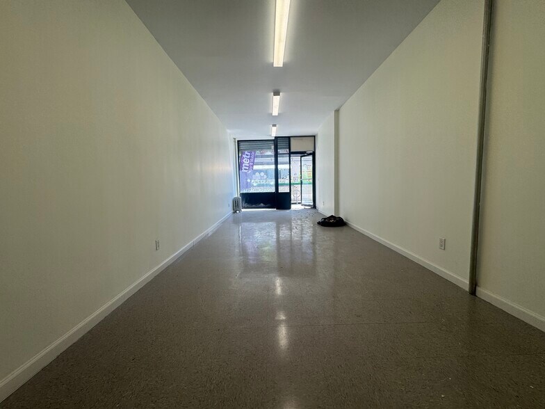 951 Manhattan Ave, Brooklyn, NY à louer - Photo de l’immeuble – Image 2 sur 7