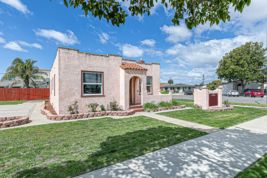 323 Vine St, Santa Maria, CA à vendre - Photo de l’immeuble – Image 3 sur 6