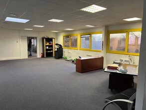 240 Rue Helene Boucher, Buc à louer Photo de l’immeuble– Image 2 sur 4