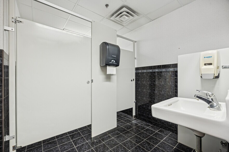 1800 Pioneer Creek Ctr, Maple Plain, MN à louer - Photo de l’immeuble – Image 3 sur 45