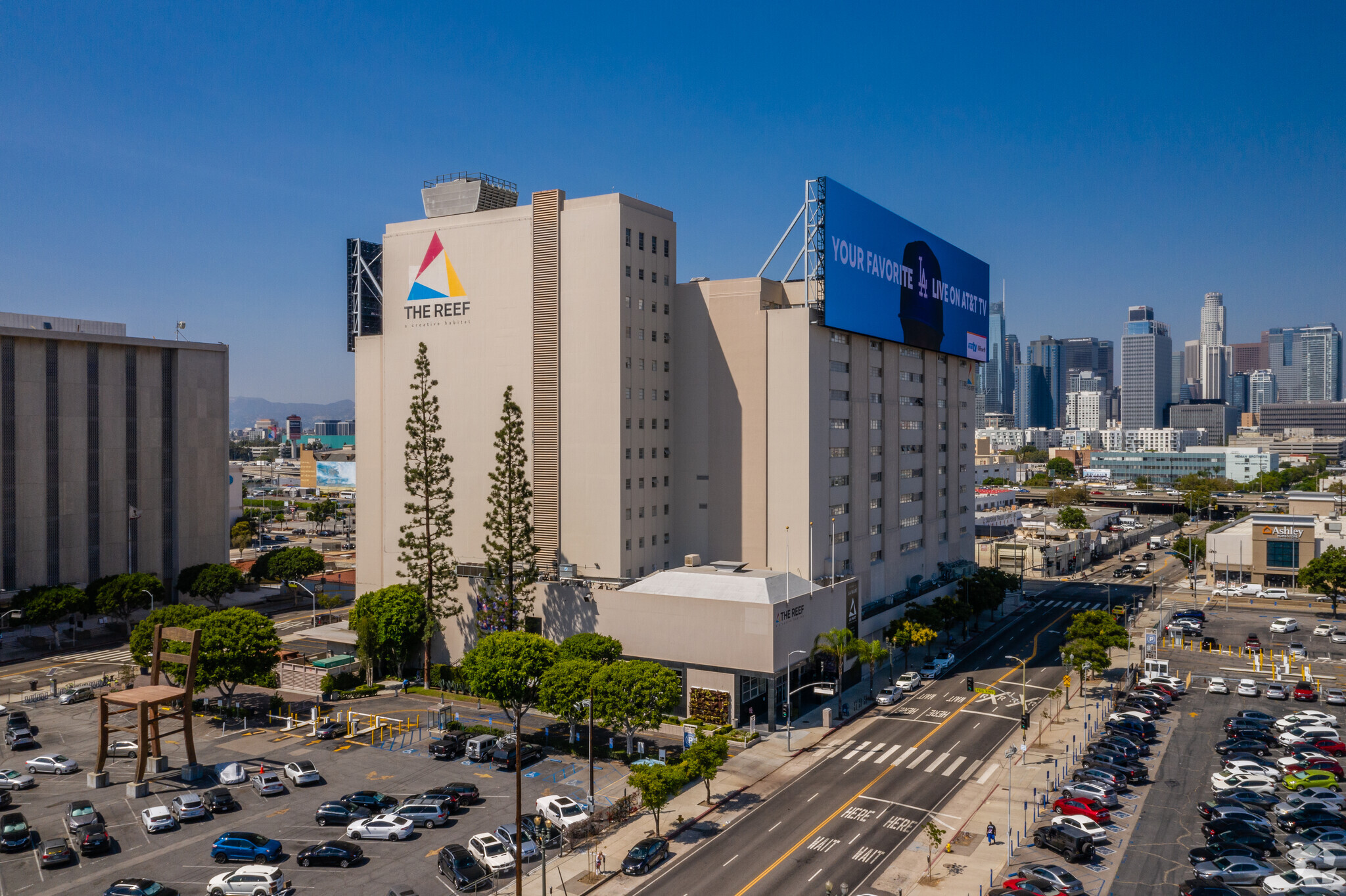 1933 S Broadway, Los Angeles, CA à louer Photo principale– Image 1 sur 6