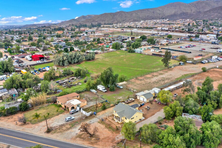 7081 Valley Way, Jurupa Valley, CA à vendre - Photo de l’immeuble – Image 2 sur 15
