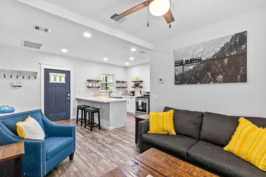 404 W 3rd St, League City, TX à vendre - Photo de l’immeuble – Image 3 sur 55