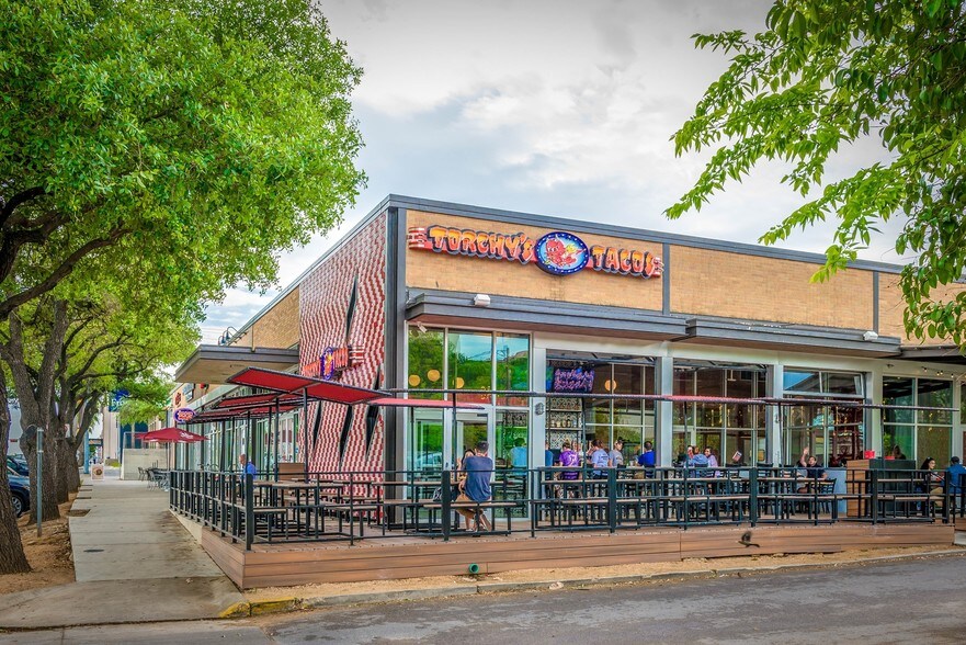 301 N Guadalupe St, San Marcos, TX à louer - Photo de l’immeuble – Image 2 sur 4