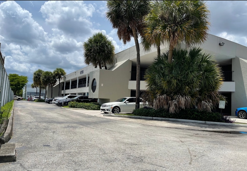 4715 NW 157th St, Hialeah, FL à louer - Photo principale – Image 1 sur 8