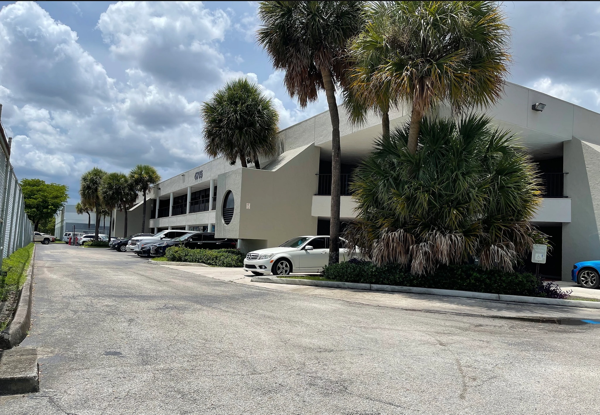4715 NW 157th St, Hialeah, FL à louer Photo principale– Image 1 sur 9