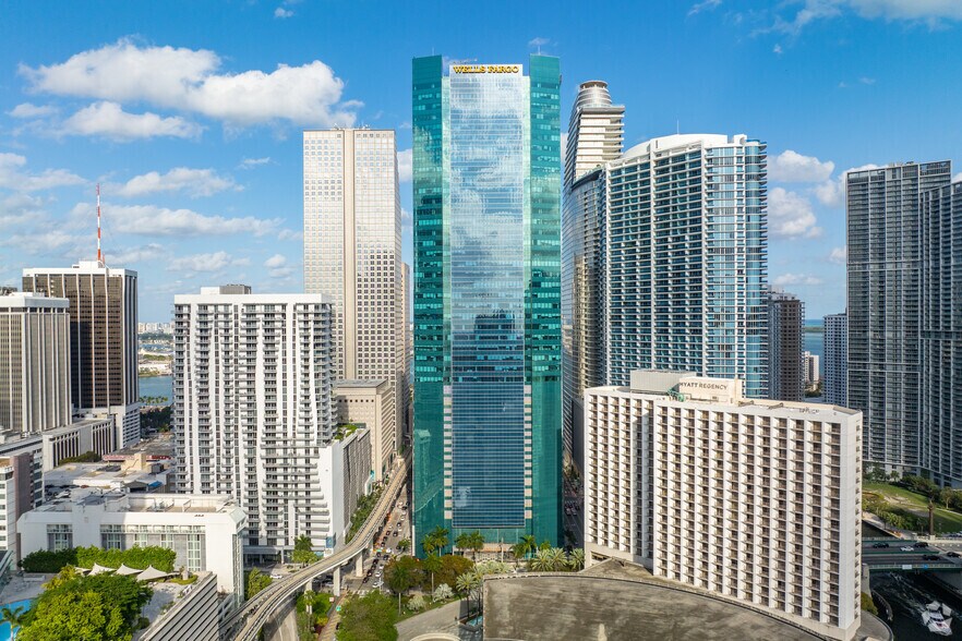 333 SE 2nd Ave, Miami, FL à louer - Photo de l’immeuble – Image 2 sur 31