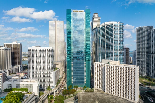 Plus de détails pour 333 SE 2nd Ave, Miami, FL - Bureau à louer