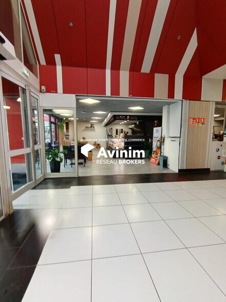 Local commercial dans Lons à louer - Hall d’entrée – Image 1 sur 2