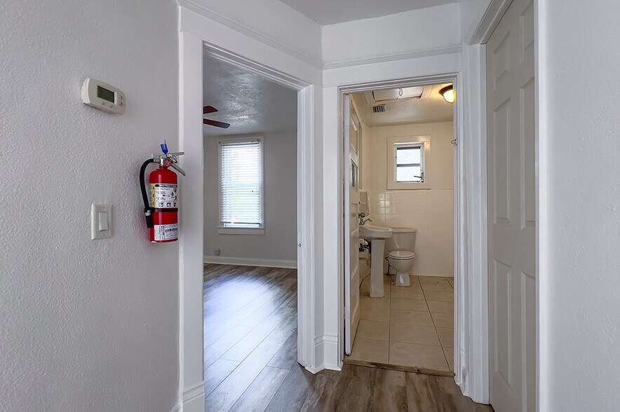 821 Emmett St, Kissimmee, FL à louer - Photo intérieure – Image 3 sur 36
