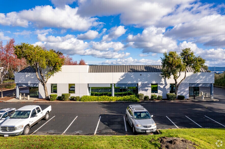 2438-2512 Tripaldi Way, Hayward, CA à louer - Photo de l’immeuble – Image 2 sur 7