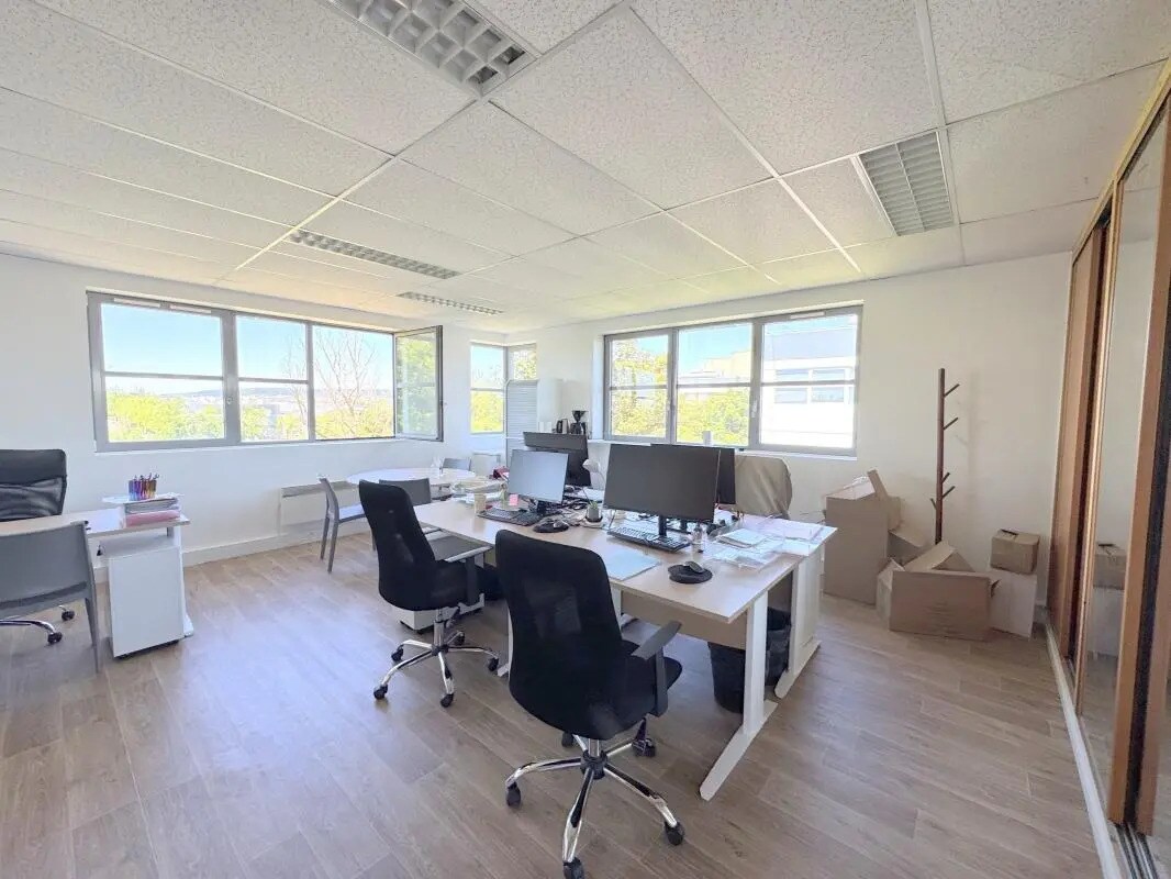 Bureau dans Poissy à louer Photo de l’immeuble– Image 1 sur 5