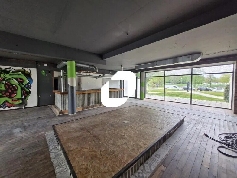 Bureau dans Champs-sur-Marne à vendre - Photo intérieure – Image 2 sur 4