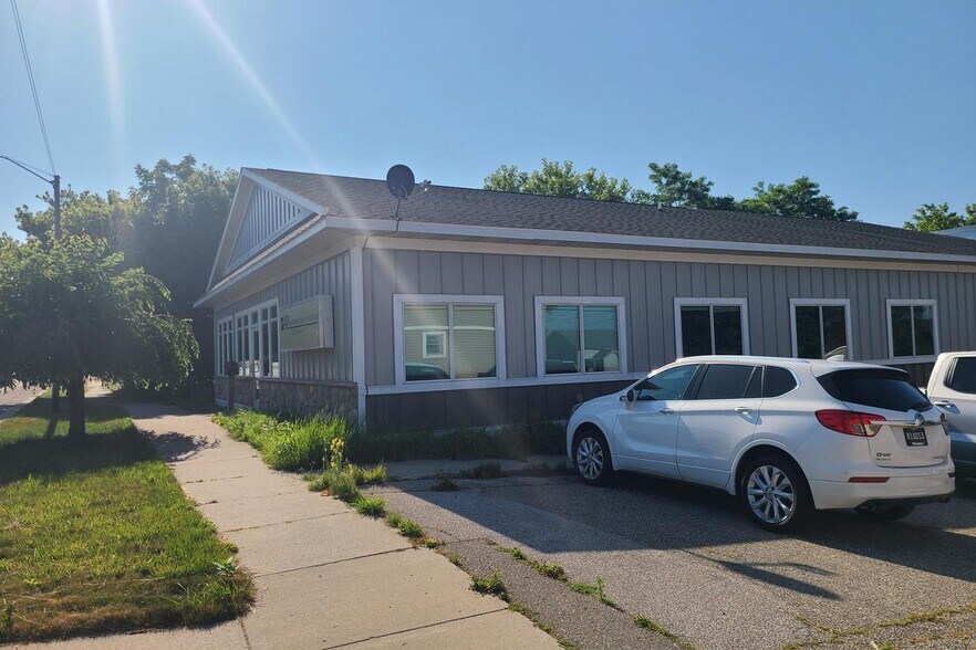 410 E Dowland St, Ludington, MI à louer - Photo de l’immeuble – Image 2 sur 12