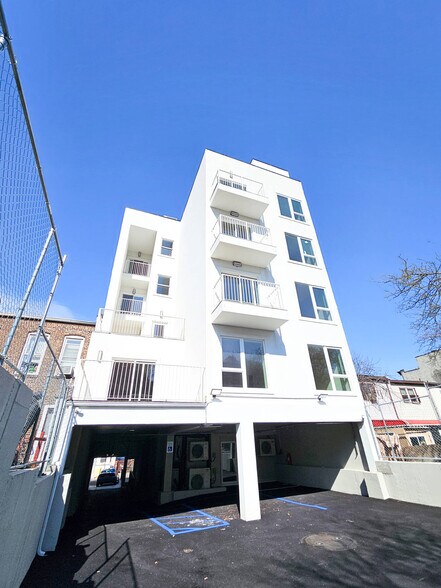 686 Eagle Ave, Bronx, NY à vendre - Photo de l’immeuble – Image 3 sur 17