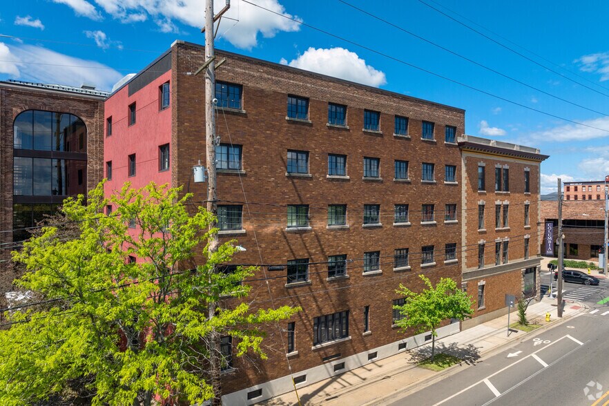 350 E Michigan Ave, Kalamazoo, MI à louer - Photo de l’immeuble – Image 3 sur 4