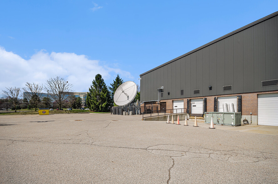 2240 Cunningham Dr, Troy, MI à vendre - Photo de l’immeuble – Image 3 sur 5