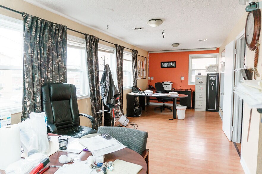 21821 Libby Rd, Bedford, OH à vendre - Photo intérieure – Image 3 sur 7