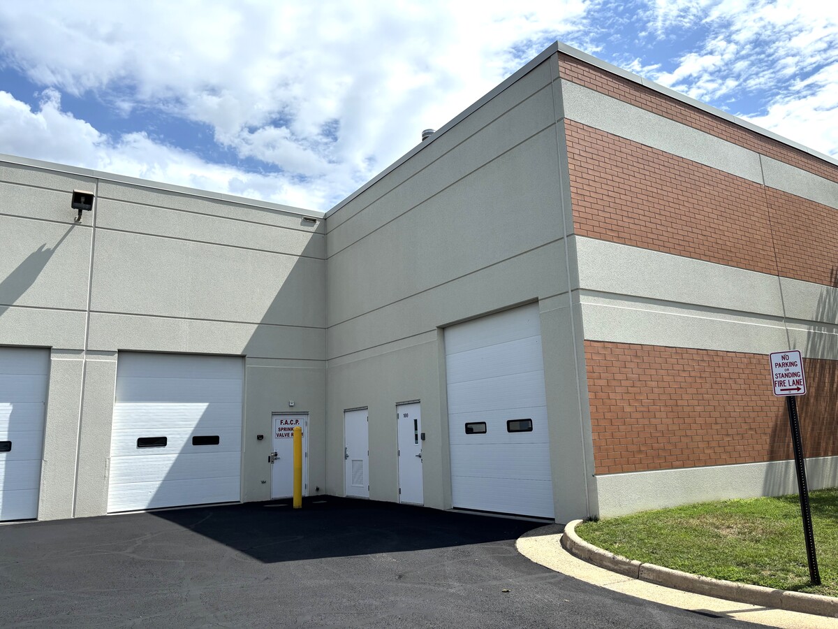 43676 Trade Center Pl, Sterling, VA 20166 - Lot 100 - - Photo intérieure - Image 2 of 8