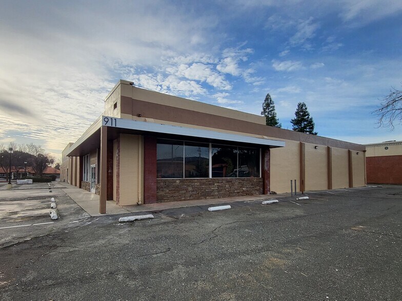 911 Merchant St, Vacaville, CA à louer - Photo de l’immeuble – Image 3 sur 5