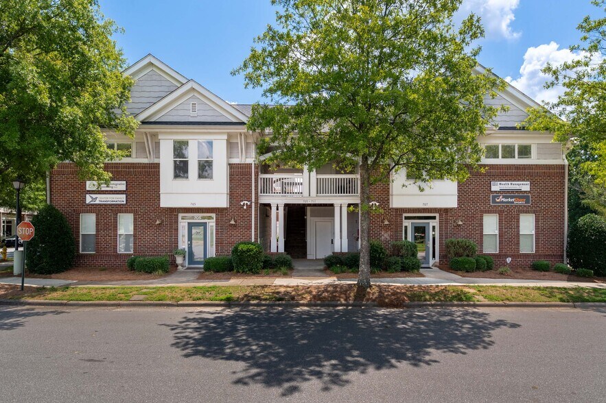 705-711 Peninsula Dr, Davidson, NC à vendre - Photo de l’immeuble – Image 1 sur 27
