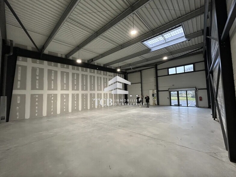 Local d’activités dans SAINT-ÉTIENNE-DE-MONTLUC à louer - Photo de l’immeuble – Image 3 sur 12