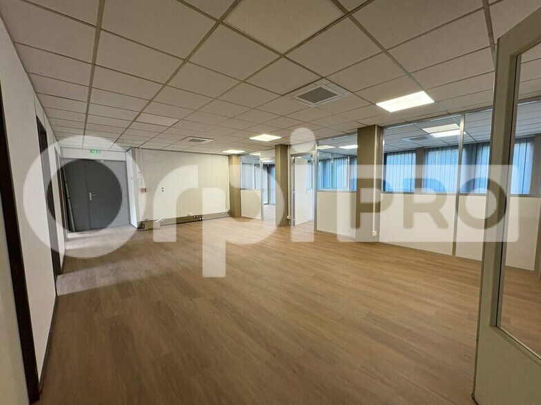 Bureau dans Moissy-Cramayel à louer - Photo de l’immeuble – Image 2 sur 12