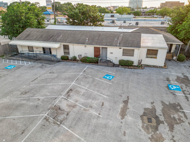 2534 Walnut Bend Ln, Houston, TX à vendre - Photo de l’immeuble – Image 3 sur 20