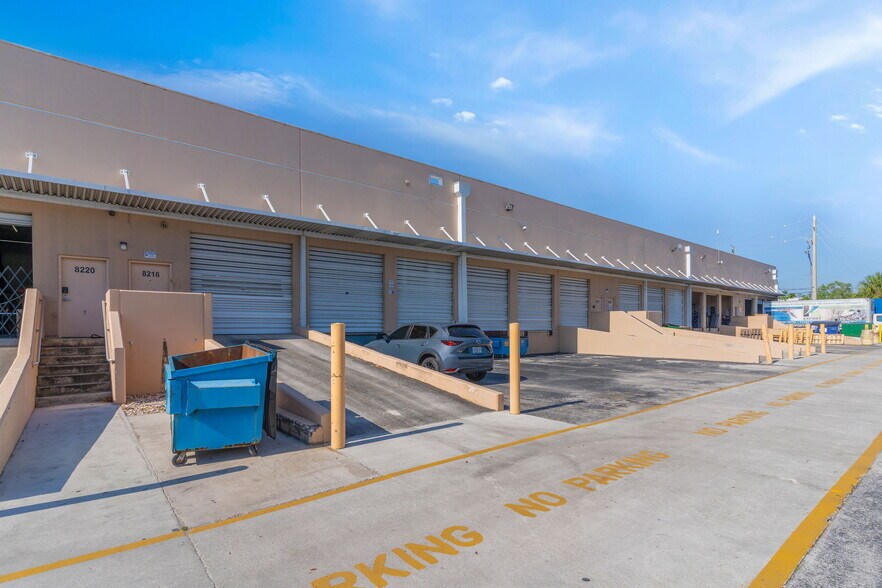 8200-8358 NW 30th Ter, Doral, FL à louer - Photo de l’immeuble – Image 2 sur 57