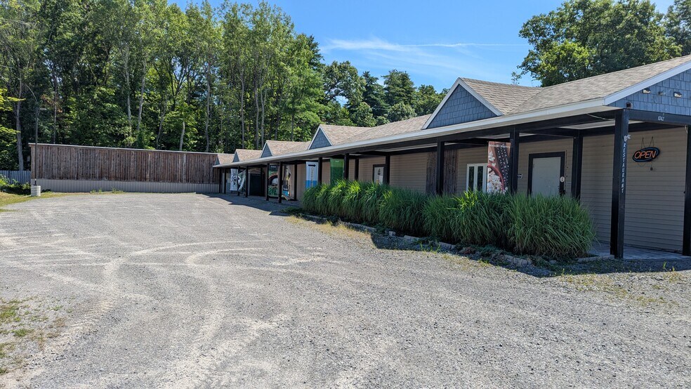1042 US-9 Rt, Queensbury, NY à vendre - Photo de l’immeuble – Image 1 sur 7