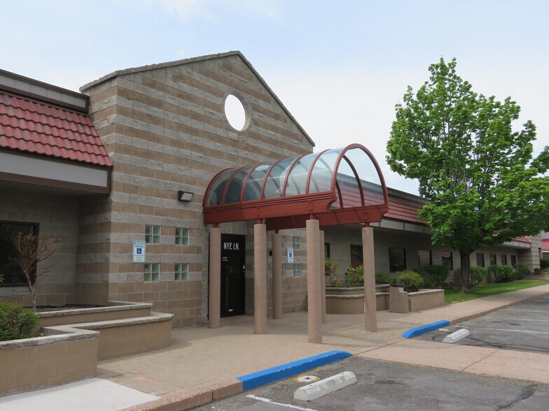 123 W Nye Ln, Carson City, NV à louer - Photo de l’immeuble – Image 2 sur 12