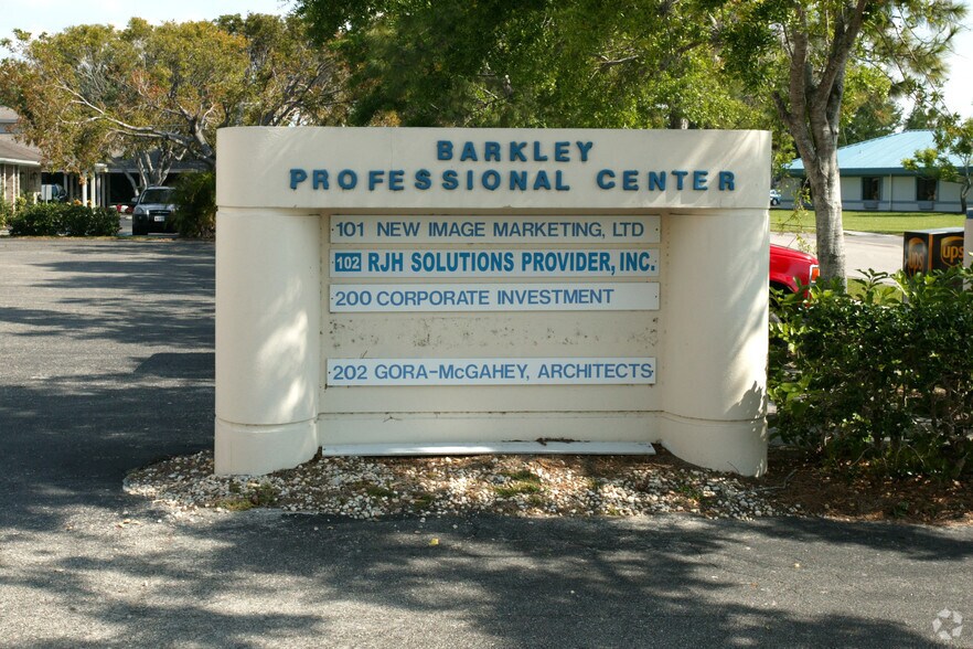 43 Barkley Cir, Fort Myers, FL à louer - Photo de l’immeuble – Image 2 sur 13