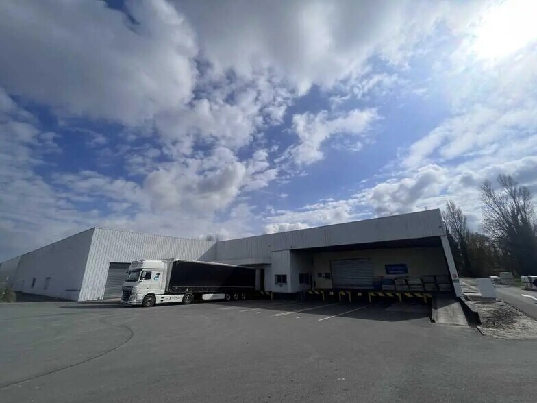 Local d’activités dans Carbon-Blanc à louer - Photo de l’immeuble – Image 1 sur 8