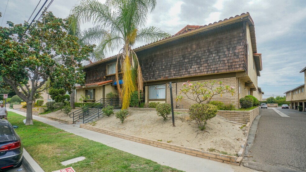 704 S Webster Ave, Anaheim, CA à vendre - Photo de l’immeuble – Image 3 sur 11