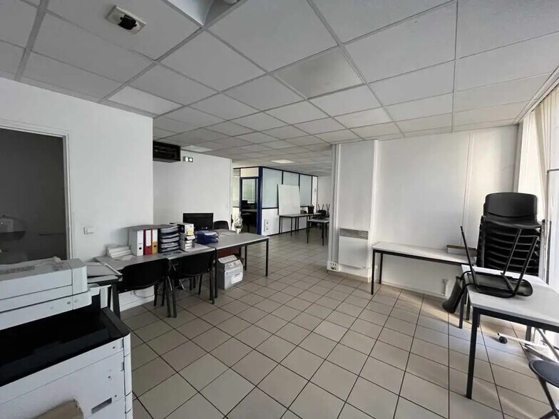 9 Place Du Faubourg, Creil à louer - Photo de l’immeuble – Image 3 sur 5