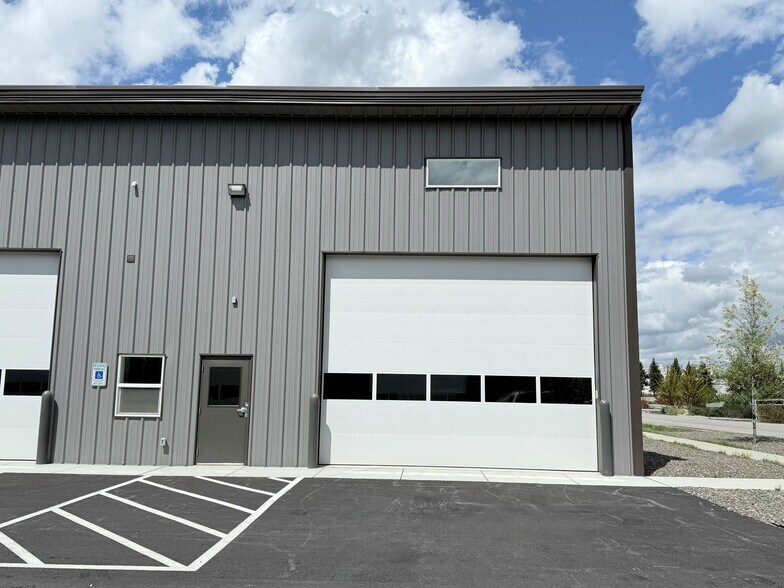 767 Hawthorne Ave, Ponderay, ID à louer - Photo de l’immeuble – Image 2 sur 8