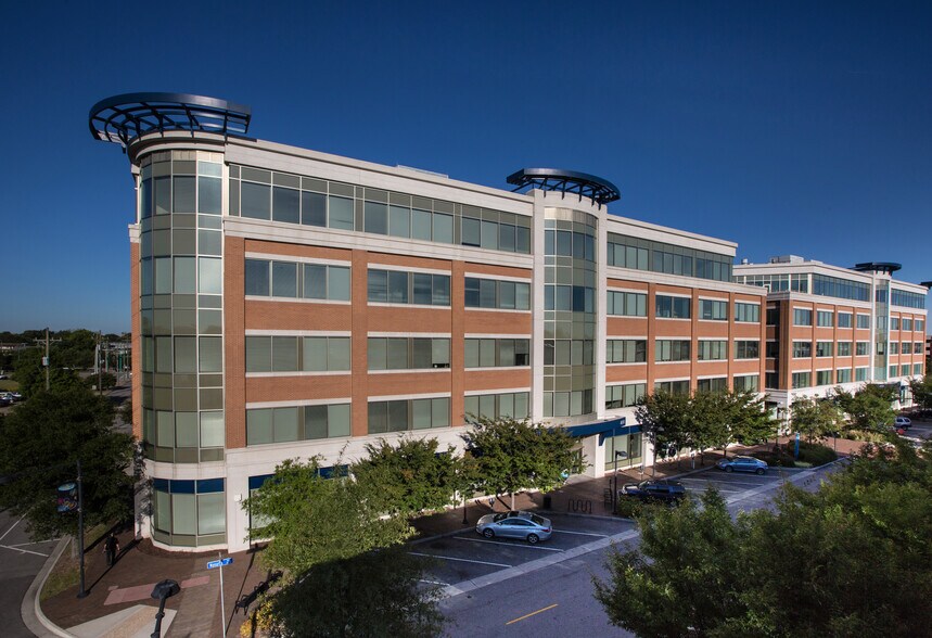 4211 Monarch Way, Norfolk, VA à louer - Photo de l’immeuble – Image 1 sur 1