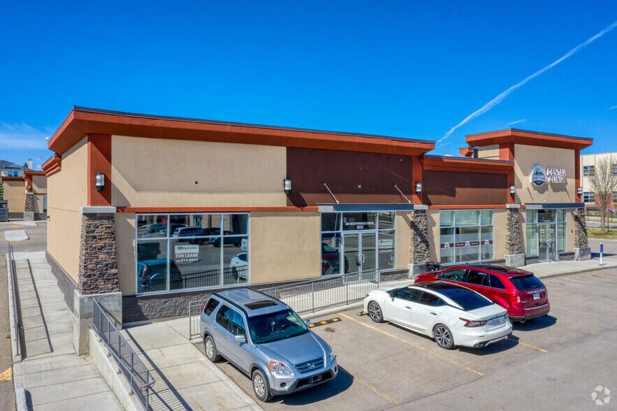 200 Southridge Dr, Okotoks, AB à louer - Photo de l’immeuble – Image 1 sur 6