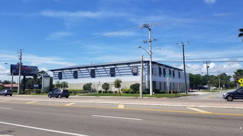 595 N Courtenay Pky, Merritt Island, FL à louer - Photo de l’immeuble – Image 2 sur 7