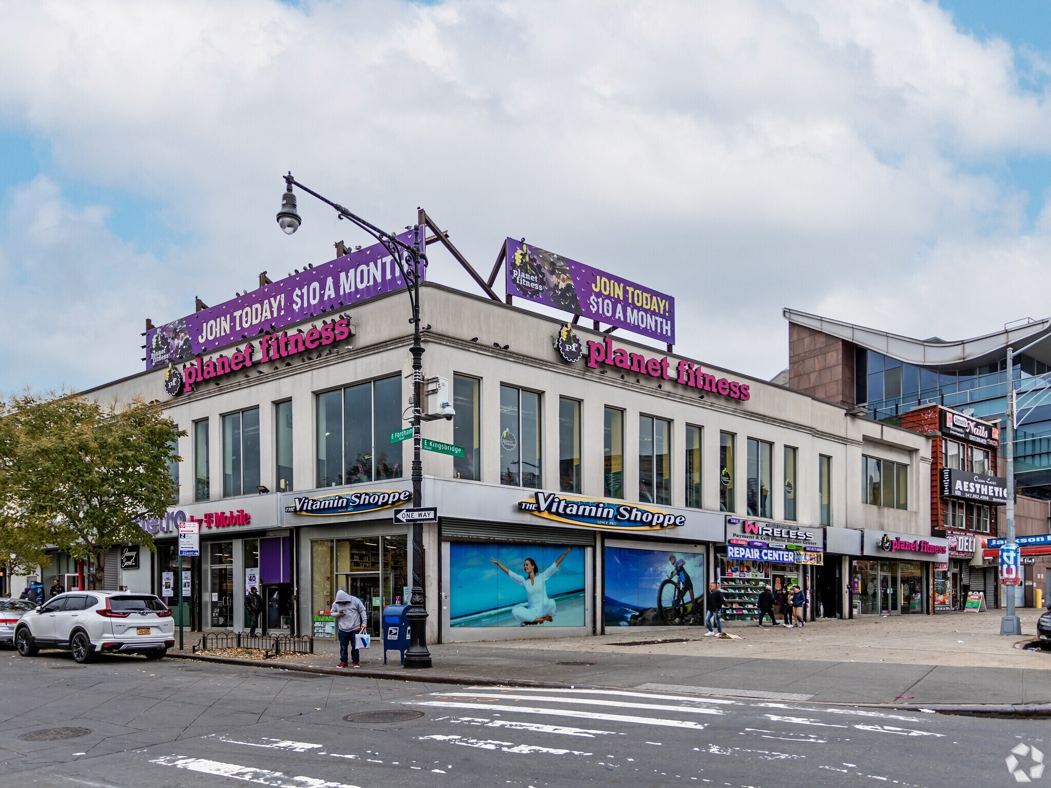 309-315 E Fordham Rd, Bronx, NY à louer Photo de l’immeuble– Image 1 sur 5