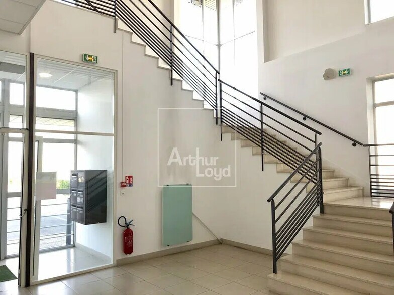 Bureau dans Lieusaint à vendre - Photo de l’immeuble – Image 3 sur 6