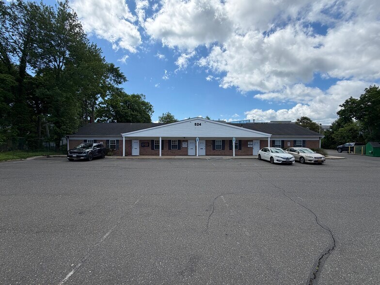 518 E Main St, Riverhead, NY à vendre - Photo de l’immeuble – Image 3 sur 10