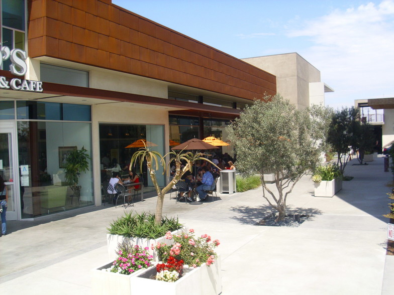 8255 Firestone Blvd, Downey, CA à louer - Photo de l’immeuble – Image 3 sur 11