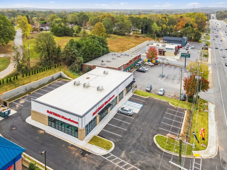 5326 Wade Hampton Blvd, Taylors, SC à vendre - Photo de l’immeuble – Image 2 sur 4