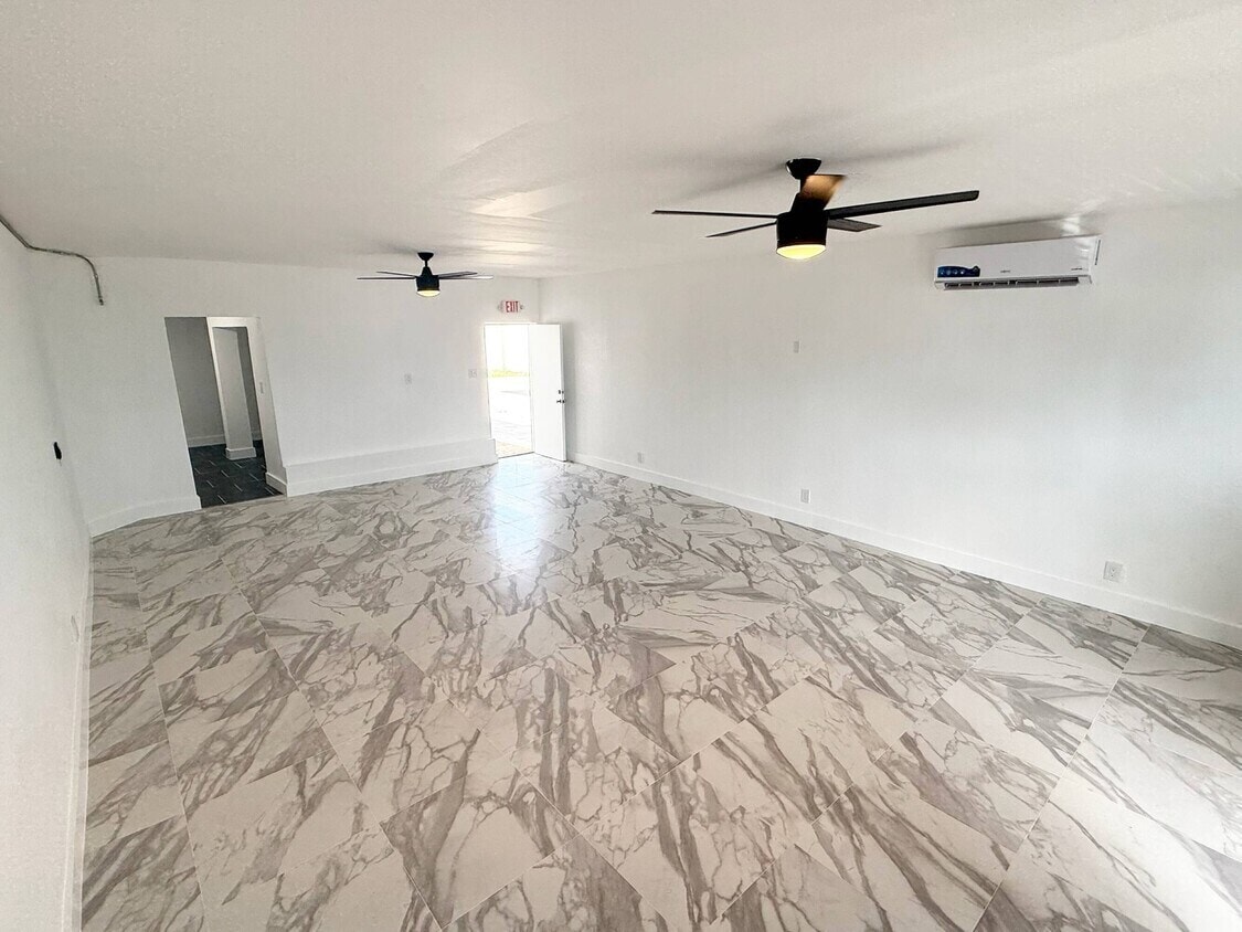 221-225 N Dixie Hwy, Hallandale Beach, FL à louer Photo intérieure– Image 1 sur 6